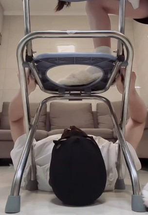 素人女主_白丝绒毛鞋踩着坐便器如厕强制M食黄金视频下载插图2