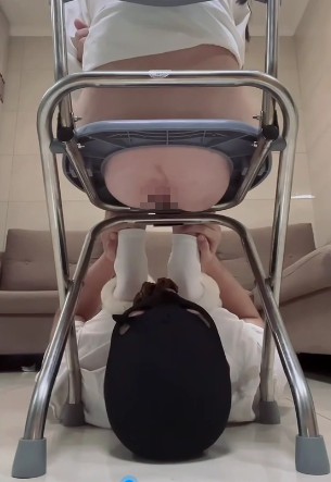 素人女主_白丝绒毛鞋踩着坐便器如厕强制M食黄金视频下载插图3