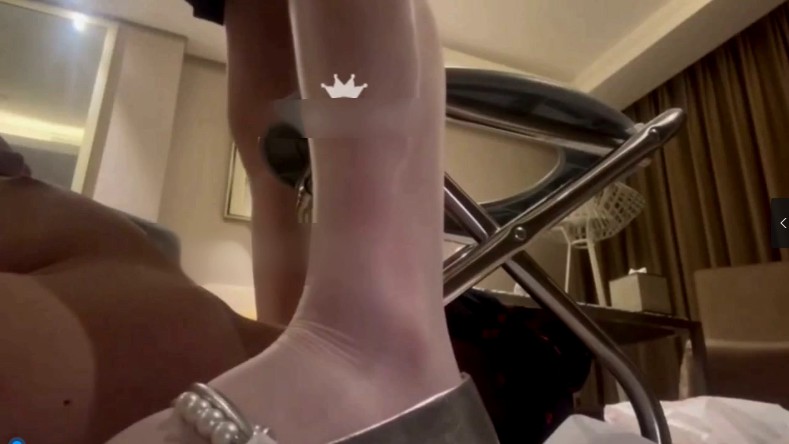 男M主动凑近屁股吸吮黄金后被坐脸强制舌头清洁_视频下载插图2