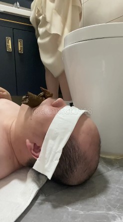 平安夜下_精神小妹双女生给贱狗补充黄金营养视频下载插图1