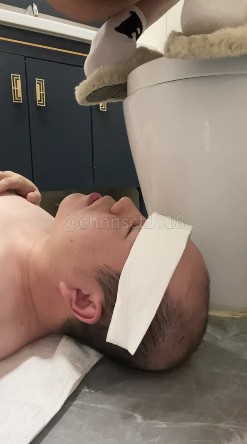 平安夜下_精神小妹双女生给贱狗补充黄金营养视频下载插图2