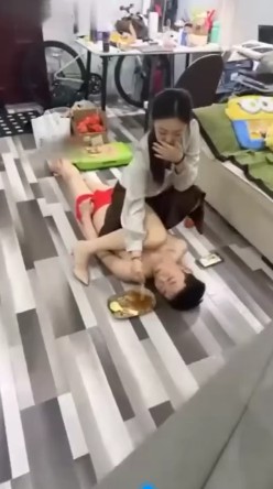 Jenn妻主_珍藏黄金调教双贱狗涂抹M乳头后让M舔吃视频下载-字母网社区