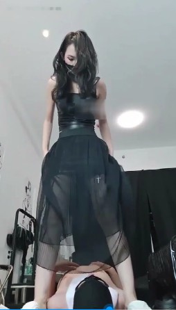 嘉倪女王黄金调教超级大马桶_踩着狗头强制吞食视频下载插图1